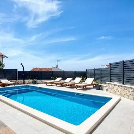 Mirka - With Heated Pool Razanj