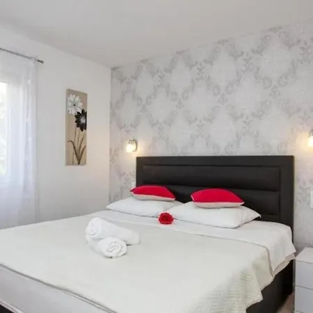 Mirka - With Heated Pool Razanj