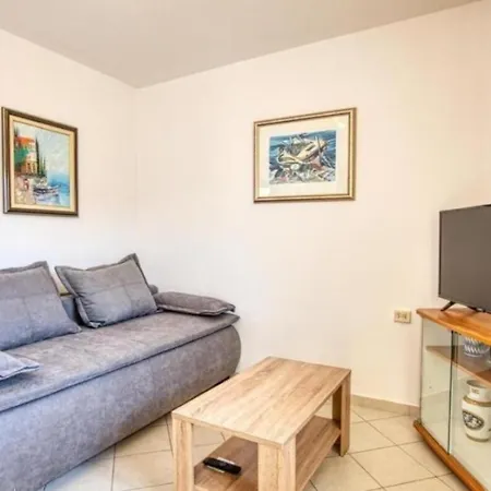 Holiday home Mirka - With Heated Pool Razanj