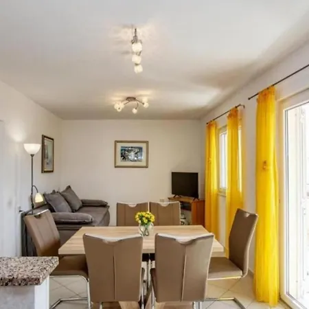 Mirka - With Heated Pool Holiday home