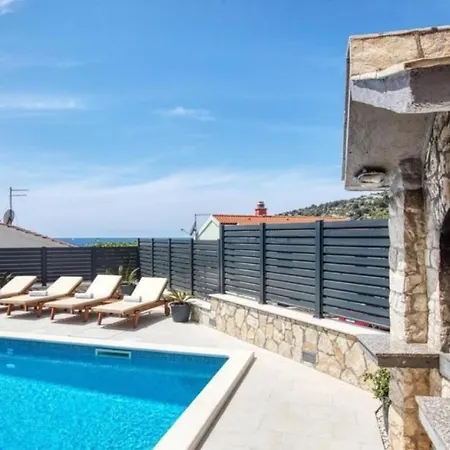 Mirka - With Heated Pool Holiday home *