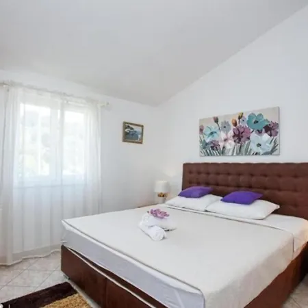 Mirka - With Heated Pool Holiday home