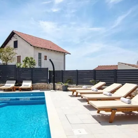 Mirka - With Heated Pool Holiday home *