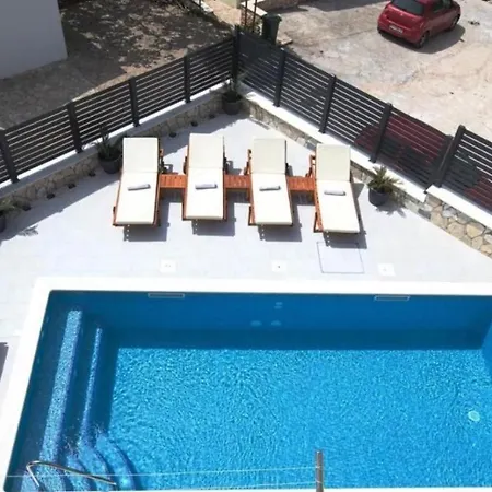 Mirka - With Heated Pool Razanj