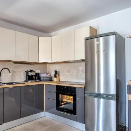 Mirka - With Heated Pool Holiday home